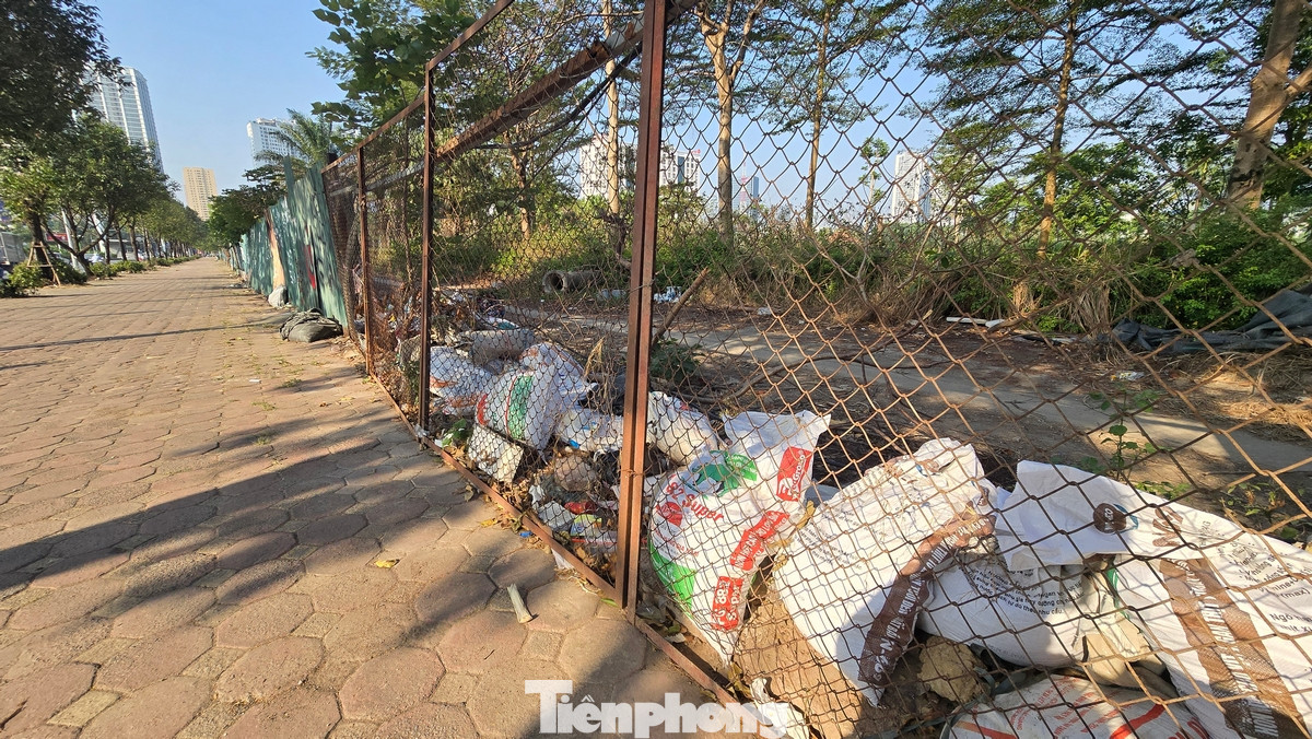 Song, năm 2016 UBND thành phố Hà Nội phê duyệt quy hoạch chi tiết hai bên tuyến đường Lê Văn Lương kéo dài (đường Tố Hữu), tỷ lệ 1/500, trong đó Công viên hồ Phùng Khoang giữ nguyên chỉ tiêu Quy hoạch nhưng thay đổi vị trí và hình dáng các công trình phụ trợ.