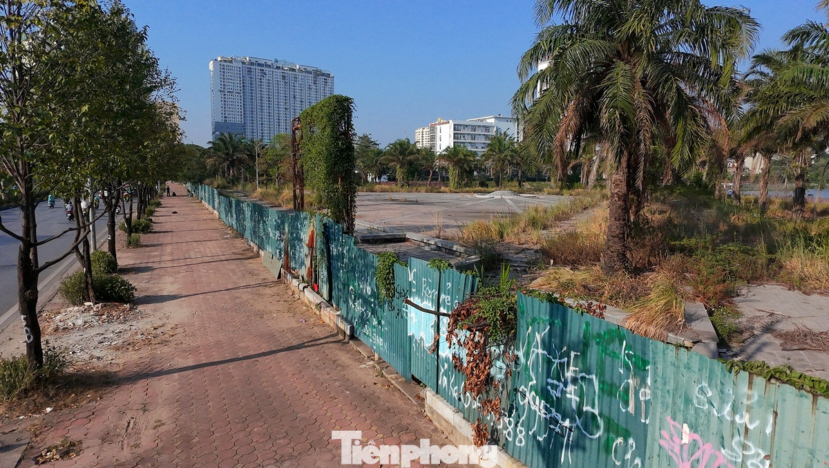 Công viên hồ điều hòa Phùng Khoang, phường Trung Văn, quận Nam Từ Liêm nằm cạnh đường Tố Hữu, được bao bọc bởi nhiều khu đô thị, chung cư.