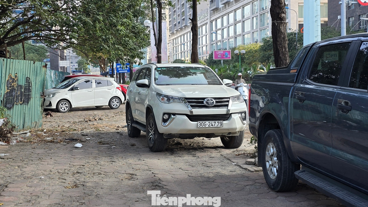 Do đó, việc đầu tư xây dựng Công viên hồ Phùng Khoang phải thực hiện thủ tục phê duyệt điều chỉnh Báo cáo nghiên cứu khả thi để tiếp tục triển khai, hoàn thiện đối với phần khối lượng xây dựng còn lại. Trên ảnh là toàn bộ phần vỉa hè phía bên ngoài của dự án đang được một số cá nhân chiếm dụng làm bãi trông xe ô tô trái phép.