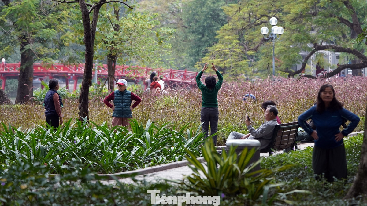 Một số người vẫn duy trì các hoạt động tập thể dục buổi sáng ở công viên...