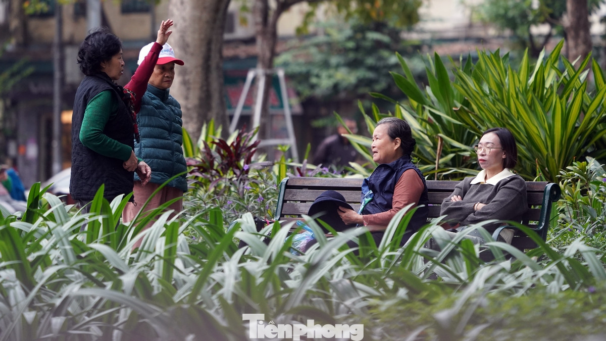 Một số người vẫn duy trì các hoạt động tập thể dục buổi sáng ở công viên...