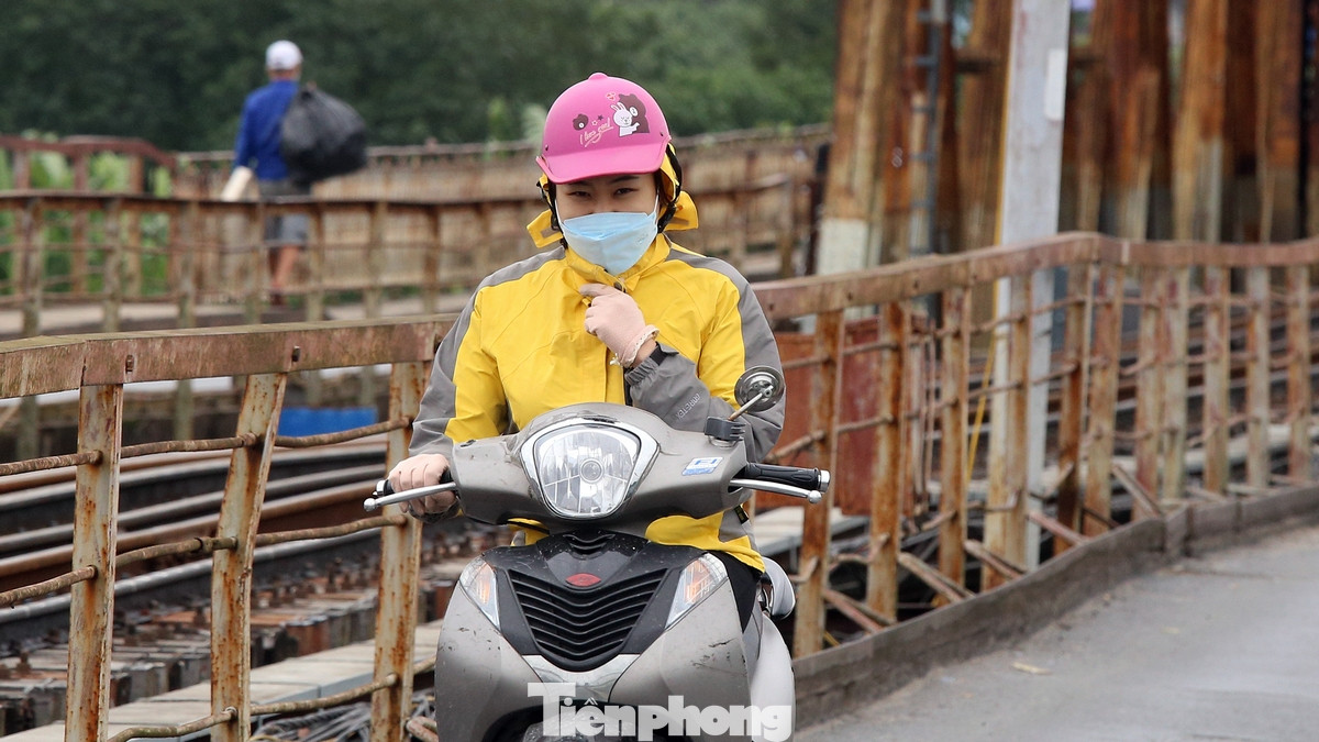 Gió lạnh khiến việc di chuyển trên đường bằng xe máy của nhiều người nhất là các bạn nữ trở nên khó khăn hơn.