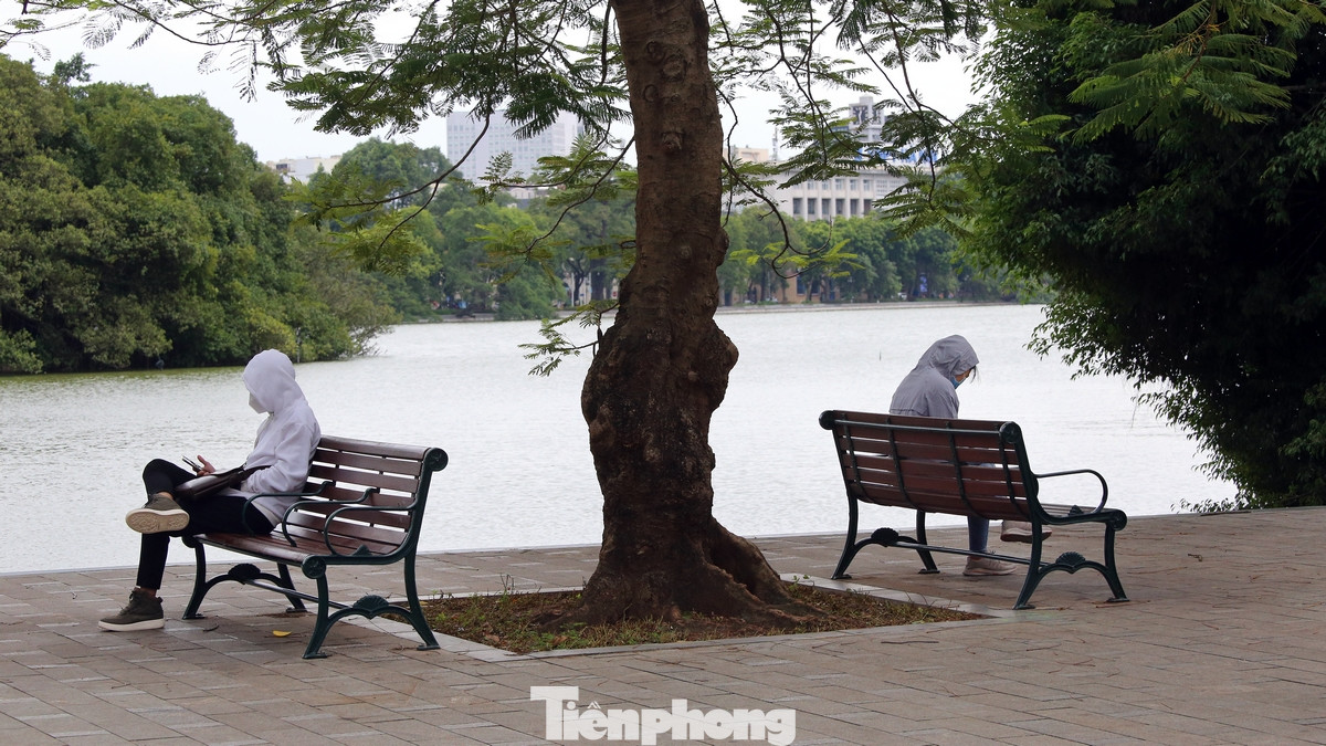 Trời trở lạnh, từ sáng sớm, người dân Hà Nội "diện" áo khoác, quàng khăn và các phụ kiện giữ ấm.