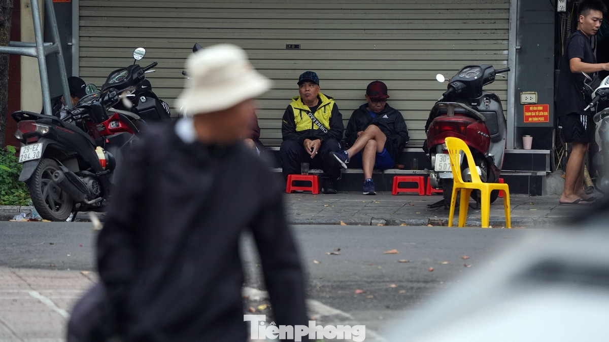 ... hay uống một cốc trà nóng trong quán nước vỉa hè.