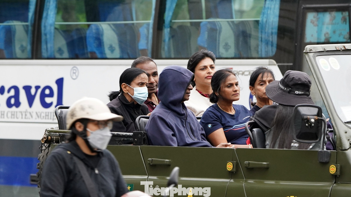 Nhiều du khách vẫn kịp chuẩn bị áo ấm cho mình để tham quan "Hà Nội vào đông".