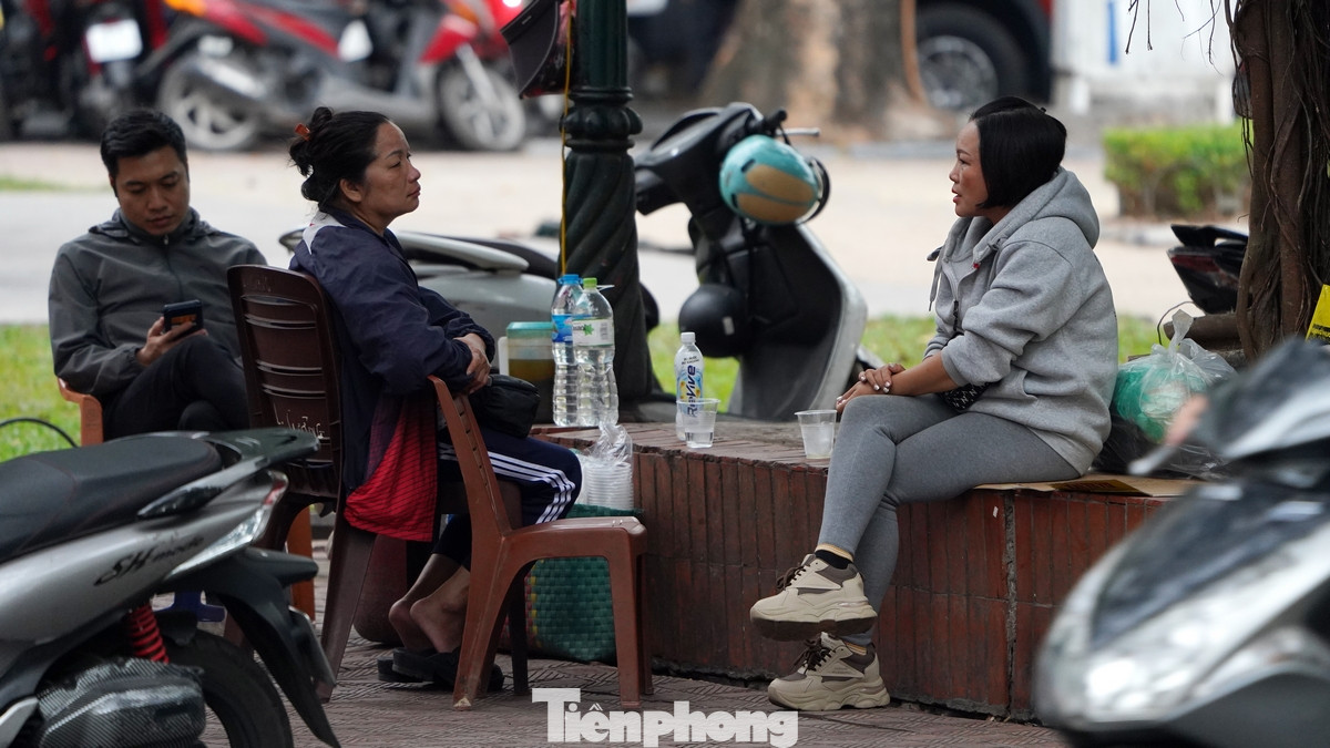 ... hay uống một cốc trà nóng trong quán nước vỉa hè.