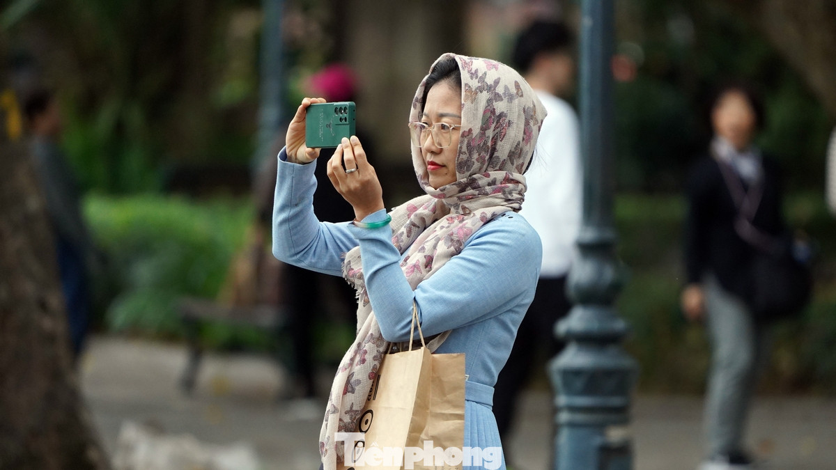 Người dân ghi lại những khoảnh khắc đẹp trong ngày đầu đông.