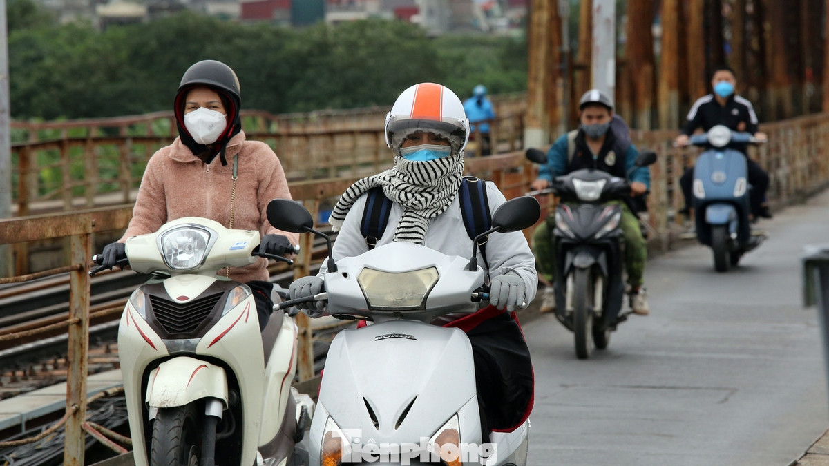 Gió lạnh khiến việc di chuyển trên đường bằng xe máy của nhiều người nhất là các bạn nữ trở nên khó khăn hơn.