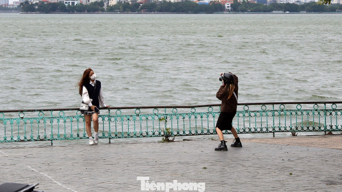 Người dân ghi lại những khoảnh khắc đẹp trong ngày đầu đông.