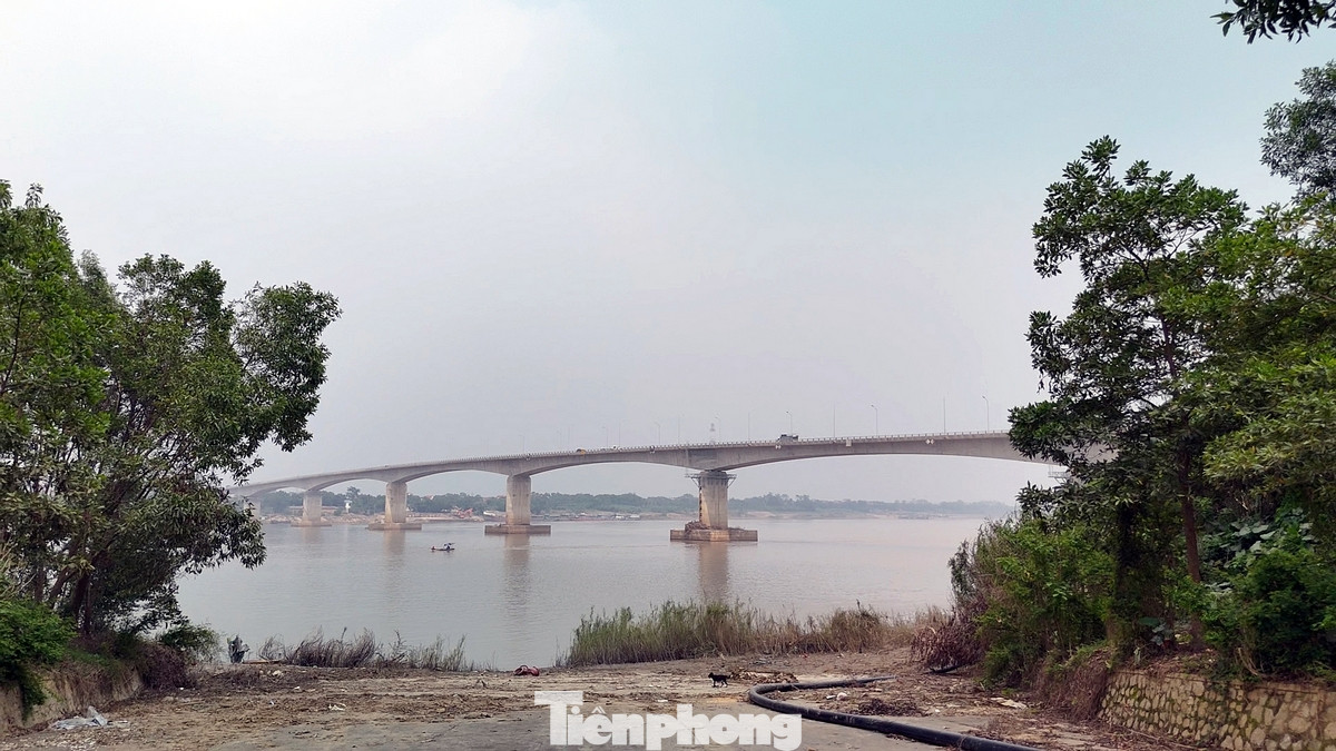 Bên cạnh đó, cây cầu còn giúp giảm áp lực giao thông cho các trục đường hướng trung tâm như Quốc lộ 2, Quốc lộ 3, Quốc lộ 6, Quốc lộ 32 khi lưu thông qua trung tâm thành phố Hà Nội để đi các tỉnh phía Nam và ngược lại. Bên cạnh đó, cây cầu còn giúp giảm áp lực giao thông cho các trục đường hướng trung tâm như Quốc lộ 2, Quốc lộ 3, Quốc lộ 6, Quốc lộ 32 khi lưu thông qua trung tâm thành phố Hà Nội để đi các tỉnh phía Nam và ngược lại.