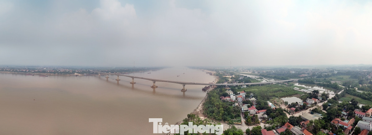 Toàn cảnh cây cầu vượt sông dài nhất Việt Nam nhìn từ trên cao. Toàn cảnh cây cầu vượt sông dài nhất Việt Nam nhìn từ trên cao.