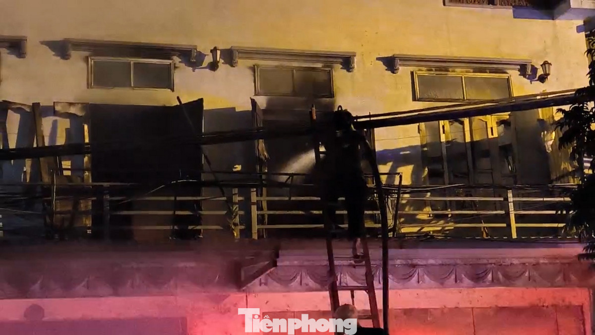 Cùng thời điểm, lực lượng PCCC&amp;CNCH địa bàn quận huyện lân cận được chi viện tham gia phối hợp chữa cháy.