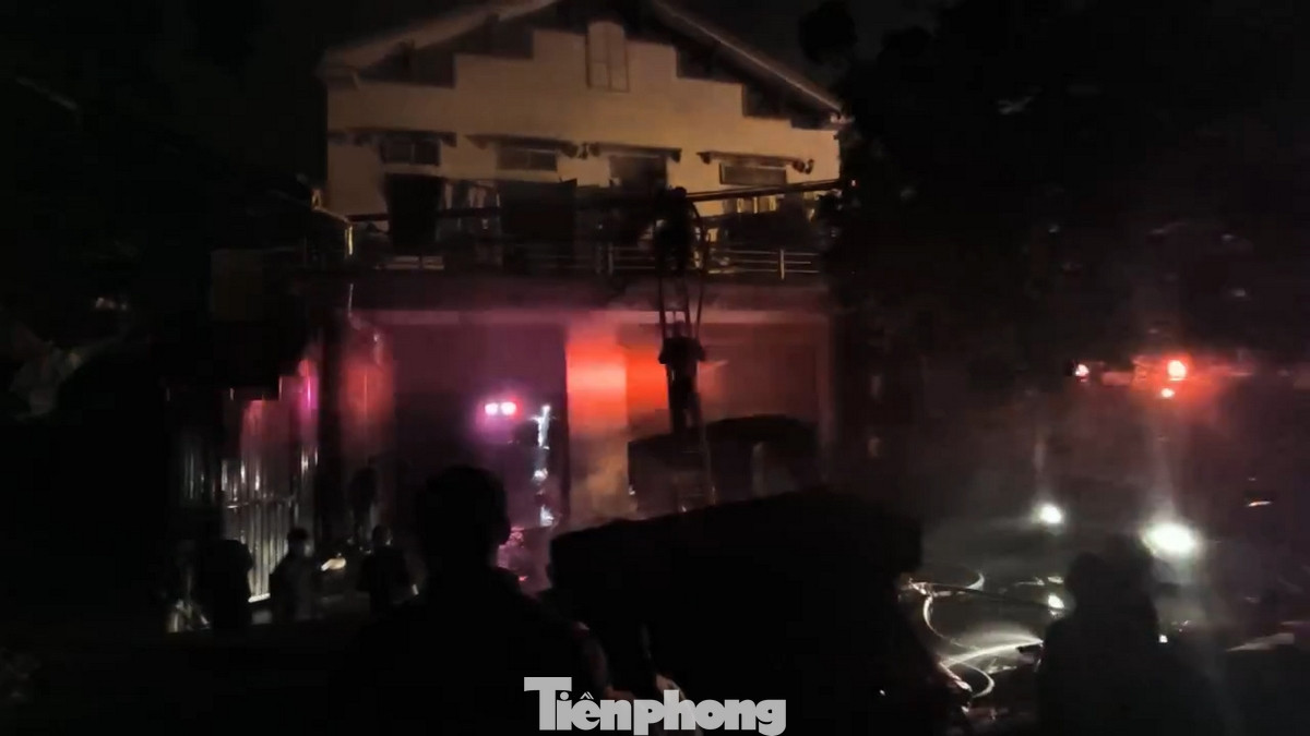 Ngọn lửa bùng lên dữ dội, đỏ rực một vùng khiến nhiều người hốt hoảng. Xã Liên Hà nổi tiếng trong lĩnh vực sản xuất đồ gỗ, nội thất.