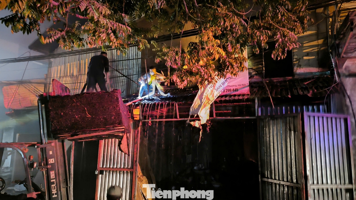 Thời điểm xảy ra hỏa hoạn nhiều người dân hô hoán thông báo và di chuyển tài sản ra bên ngoài. Bước đầu chưa xác định thương vong về người.