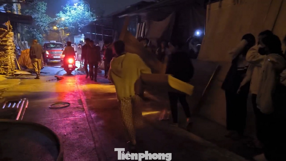 Cùng thời điểm, lực lượng PCCC&amp;CNCH địa bàn quận huyện lân cận được chi viện tham gia phối hợp chữa cháy.