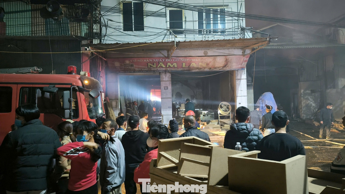 Do đây là nhà xưởng sản xuất liền kề, bên trong chứa nhiều hàng hóa dễ cháy nên lửa bùng phát nhanh và lan rộng ra xung quanh.