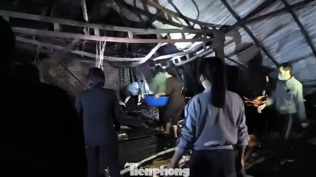 Hiện lực lượng chức năng đang tiếp tục công tác chữa cháy. Theo Thông tấn xã Việt Nam, vụ cháy khiến khoảng 10 nhà xưởng bị thiêu rụi.