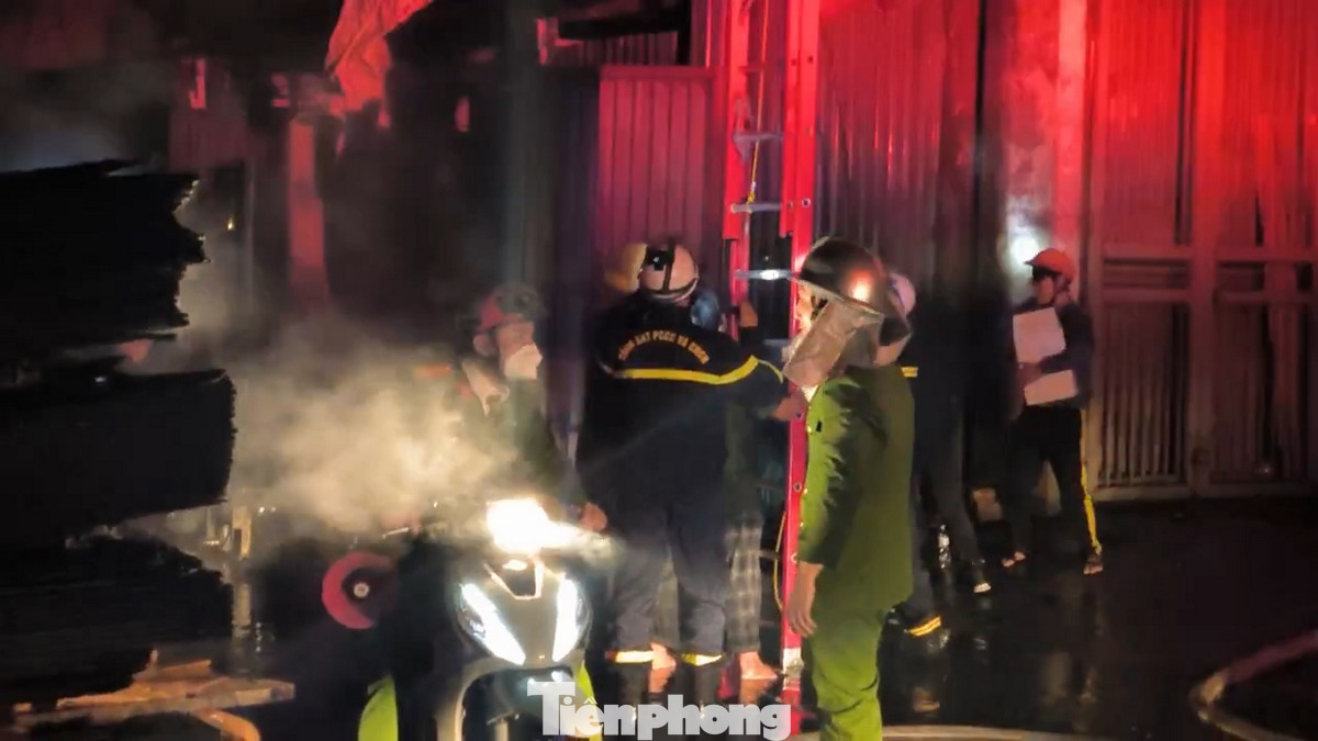 Cùng thời điểm, lực lượng PCCC&amp;CNCH địa bàn quận huyện lân cận được chi viện tham gia phối hợp chữa cháy.