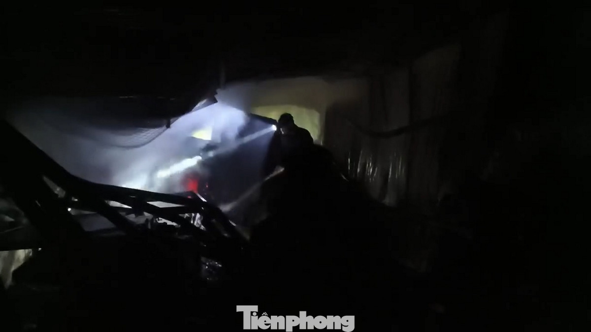 Cùng thời điểm, lực lượng PCCC&amp;CNCH địa bàn quận huyện lân cận được chi viện tham gia phối hợp chữa cháy.