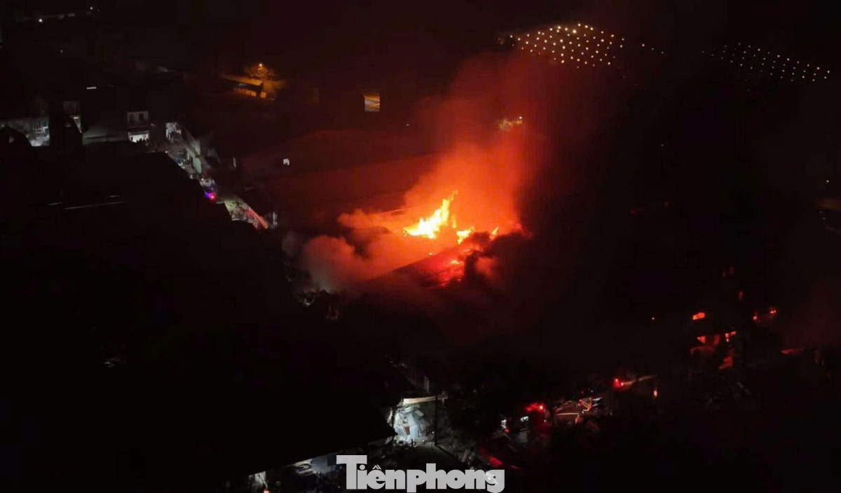 Được biết vào khoảng 18h cùng ngày, Trung tâm thông tin chỉ huy Công an thành phố Hà Nội nhận được tin báo cháy nhà xưởng tại khu vực xã Liên Hà, huyện Đan Phượng.