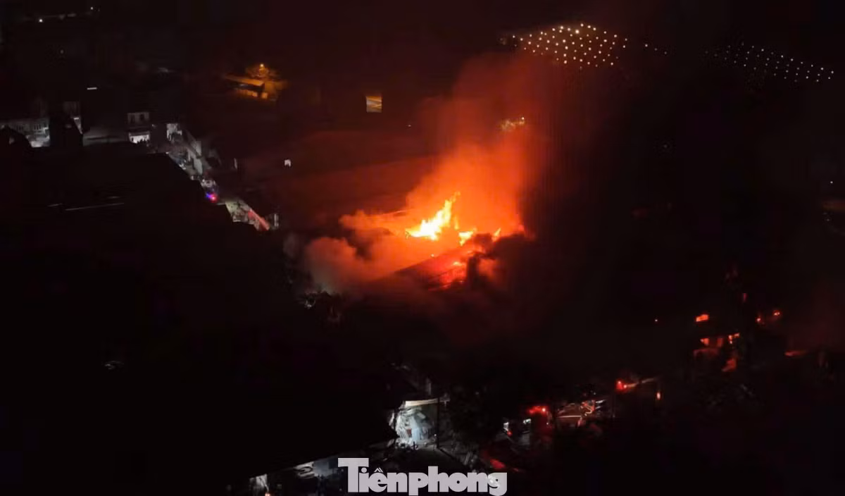 Được biết vào khoảng 18h cùng ngày, Trung tâm thông tin chỉ huy Công an thành phố Hà Nội nhận được tin báo cháy nhà xưởng tại khu vực xã Liên Hà, huyện Đan Phượng.
