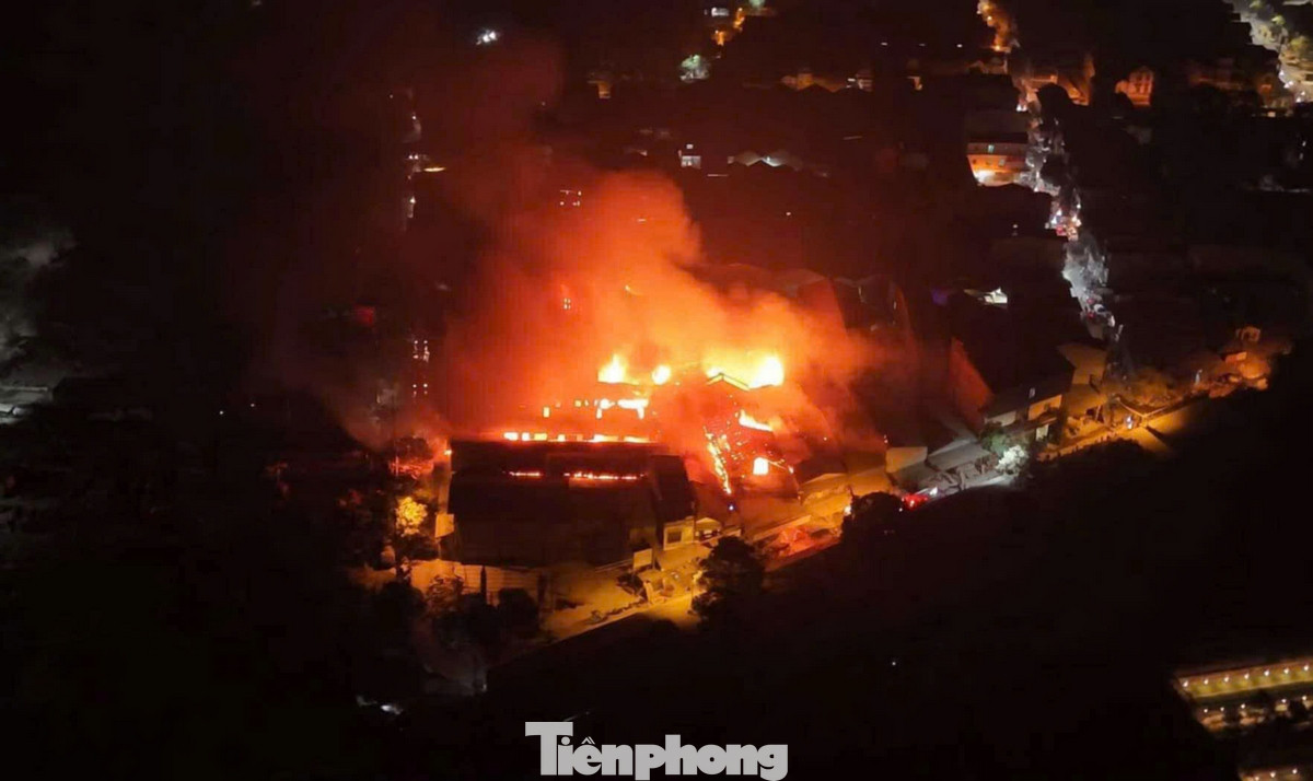 Tối 29/12, một vụ hỏa hoạn lớn xảy ra tại nhiều nhà xưởng sản xuất thuộc xã Liên Hà, huyện Đan Phượng.