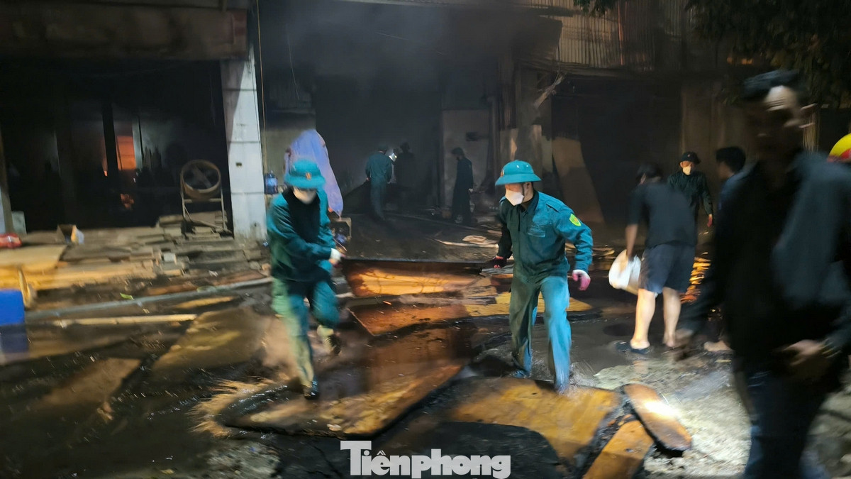 Ngay sau đó, lực lượng PCCC&amp;CNCH Công an huyện Đan Phượng được điều động tới hiện trường.