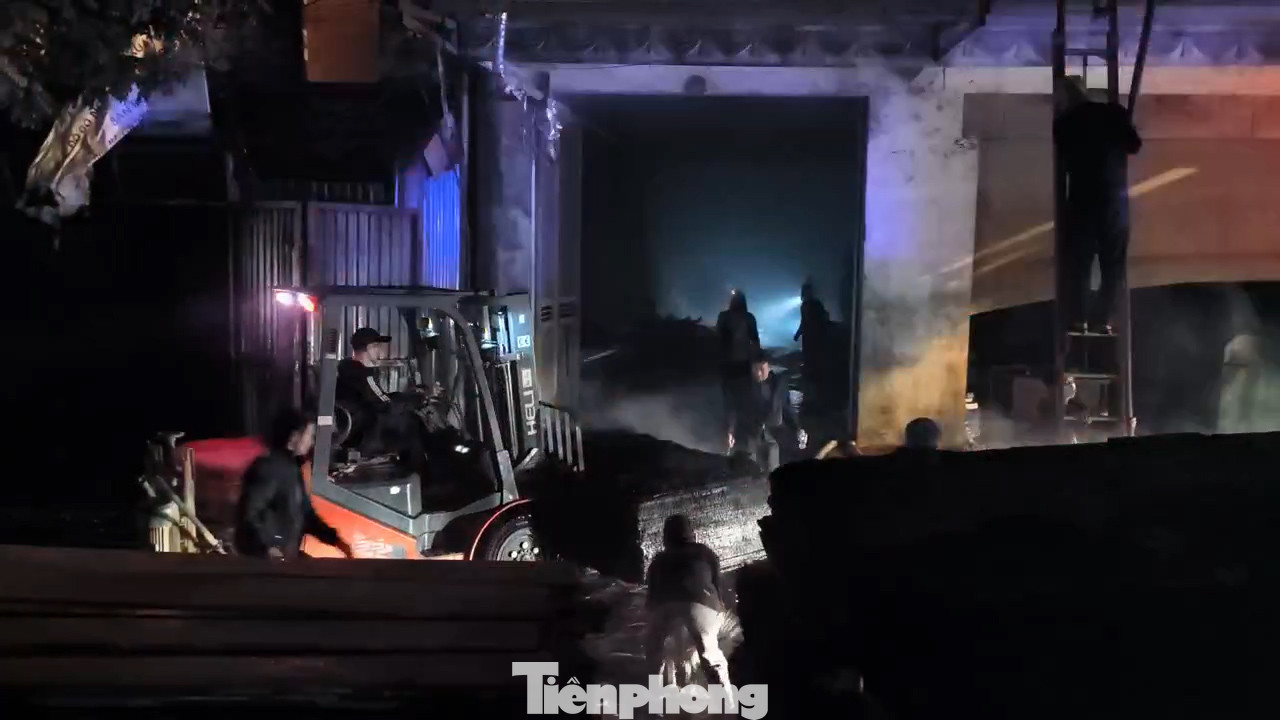 Ngay sau đó, lực lượng PCCC&amp;CNCH Công an huyện Đan Phượng được điều động tới hiện trường.
