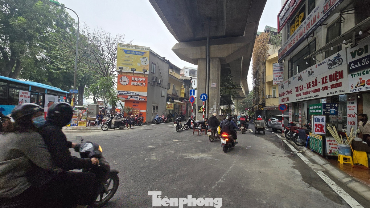 Nhiều hộ kinh doanh lấn cả ra phần lòng đường để bày biện hàng hóa.