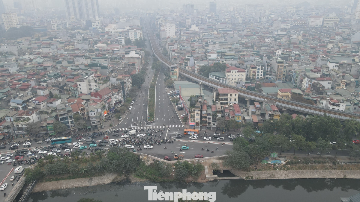 Nút giao giữa đường Láng và phố Yên Lãng thường xuyên xảy ra ùn ứ cục bộ.