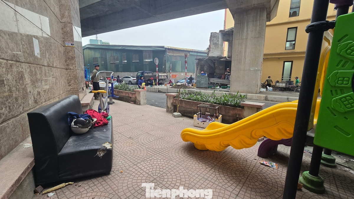 Một sân chơi nhỏ dành cho trẻ em nhếch nhác, mất vệ sinh.