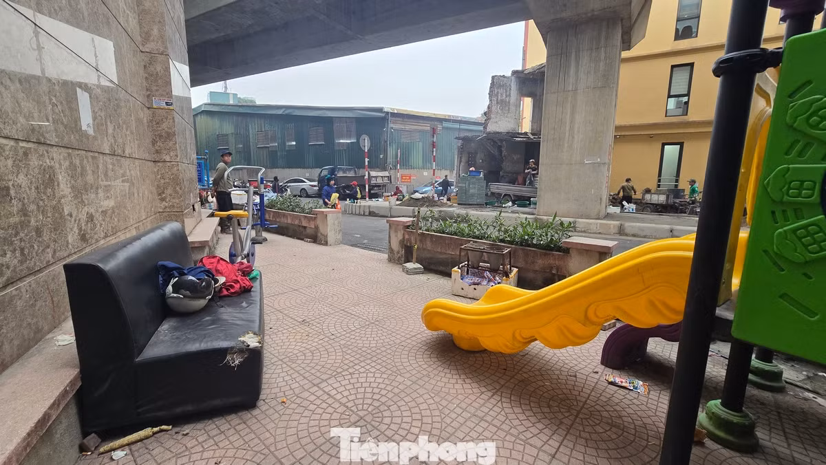 Một sân chơi nhỏ dành cho trẻ em nhếch nhác, mất vệ sinh.