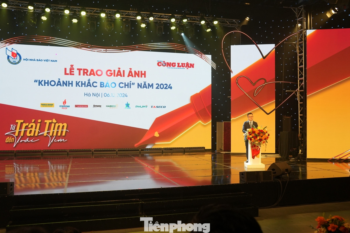 Phát biểu khai mạc chương trình, ông Lê Trần Nguyên Huy - Uỷ viên BCH Hội Nhà báo Việt Nam, quyền Tổng biên tập Báo Nhà báo &amp; Công luận, Trưởng ban tổ chức Giải - cho biết Giải ảnh Khoảnh khắc báo chí 2024 tiếp tục được đón nhận sự tham gia tích cực của các phóng viên. Số lượng ảnh tham dự năm nay gấp đôi năm ngoái, với gần 400 tác phẩm gồm ảnh đơn và ảnh bộ lên tới hàng nghìn bức ảnh.