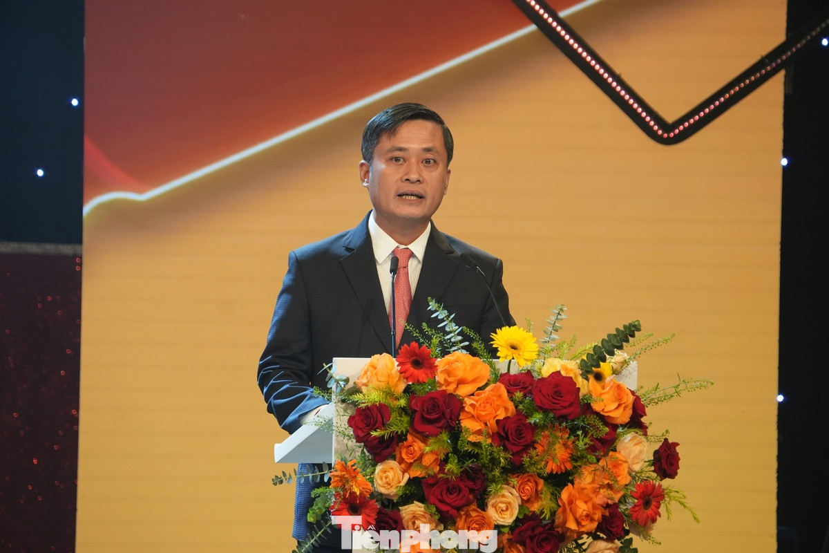 Phát biểu khai mạc chương trình, ông Lê Trần Nguyên Huy - Uỷ viên BCH Hội Nhà báo Việt Nam, quyền Tổng biên tập Báo Nhà báo &amp; Công luận, Trưởng ban tổ chức Giải - cho biết Giải ảnh Khoảnh khắc báo chí 2024 tiếp tục được đón nhận sự tham gia tích cực của các phóng viên. Số lượng ảnh tham dự năm nay gấp đôi năm ngoái, với gần 400 tác phẩm gồm ảnh đơn và ảnh bộ lên tới hàng nghìn bức ảnh.