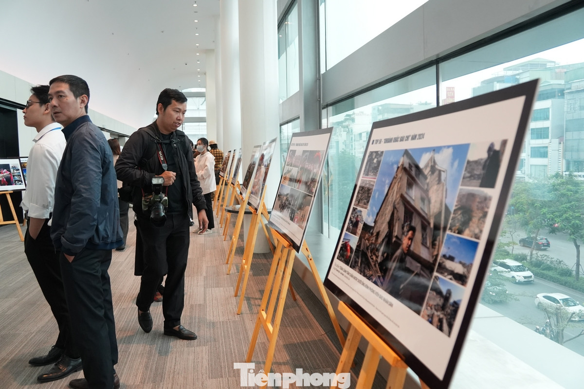 Mỗi khoảnh khắc đắt giá đều chứa đựng hành trình dấn thân, lăn xả vào đời sống của người phóng viên ảnh. Từng nhịp thở thời cuộc đều được thu vào ống kính, cho thấy đời sống nhiếp ảnh báo chí vô cùng sôi động.