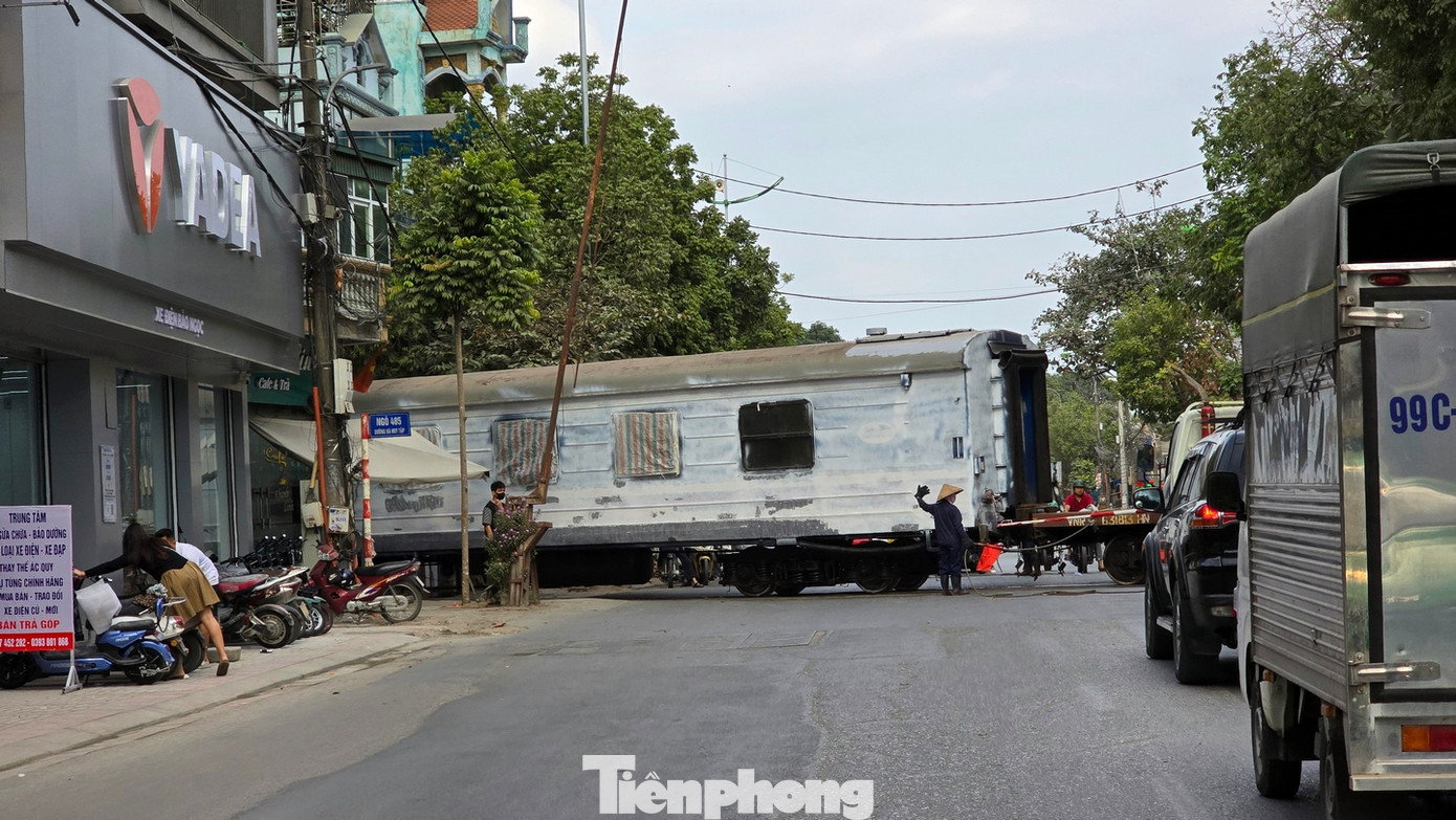 Đường sắt cắt ngang qua Quốc lộ 1A qua địa phận huyện Gia Lâm.