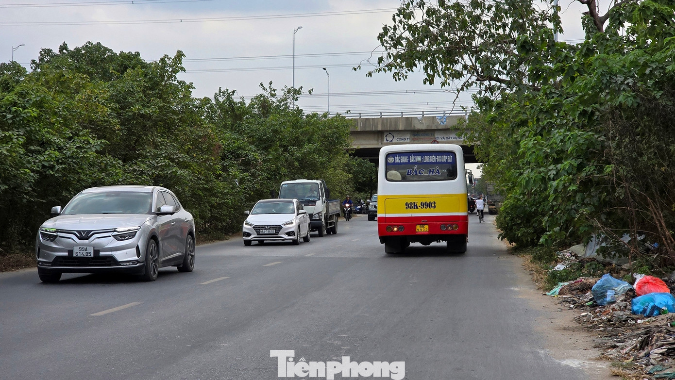 Hình ảnh xe container và các phương tiện giao thông khác chạy nườm nượp trên tuyến đường này.