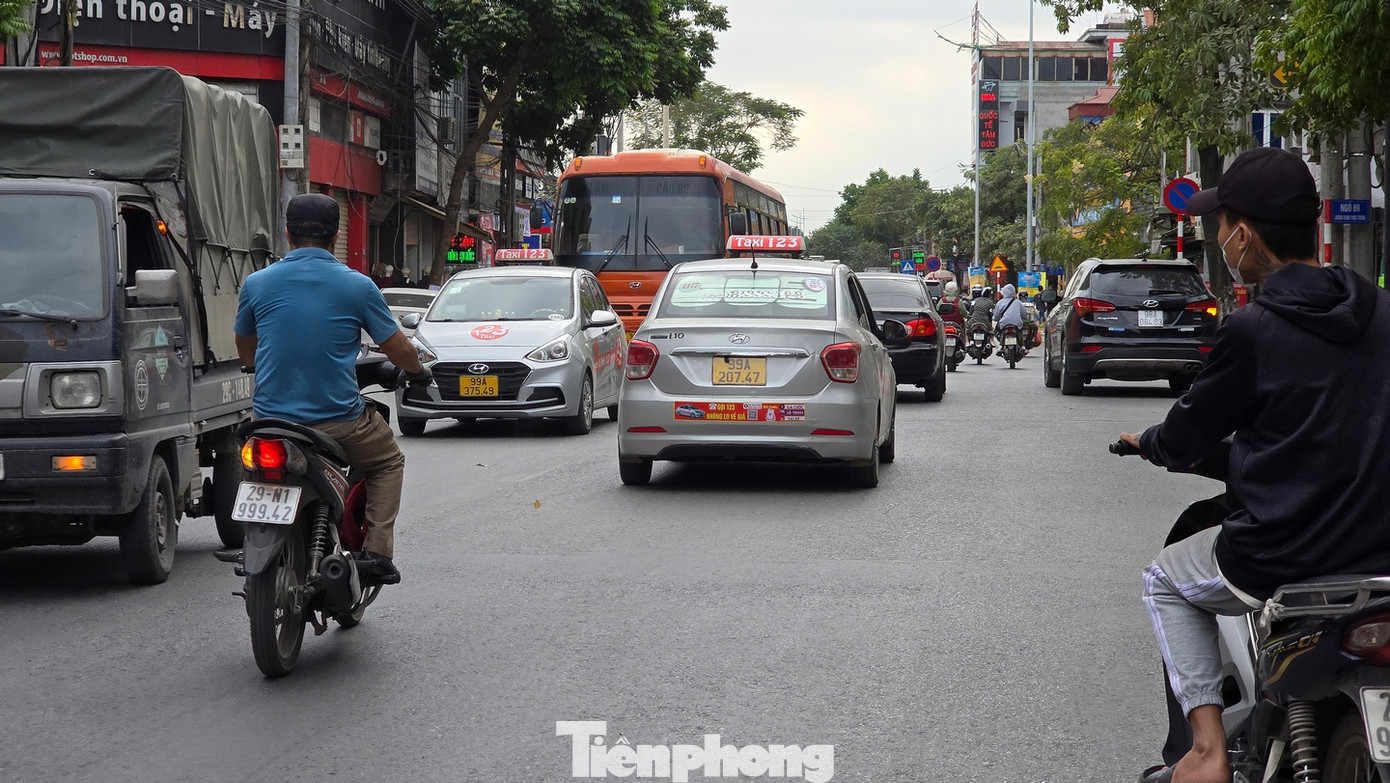 Hình ảnh xe container và các phương tiện giao thông khác chạy nườm nượp trên tuyến đường này.