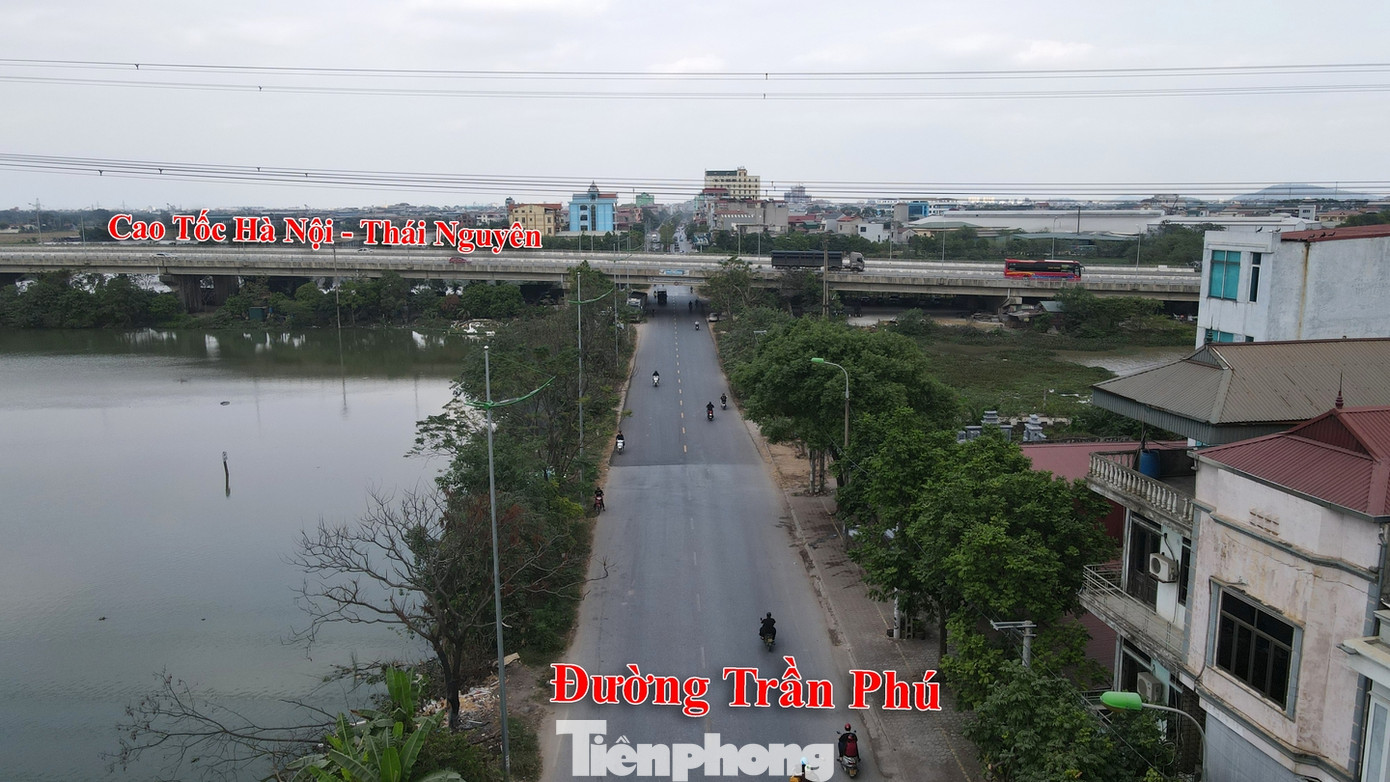 Đường Quốc lộ 1A qua địa phận huyện Gia Lâm không có dải phân cách và bề ngang lòng đường hẹp.