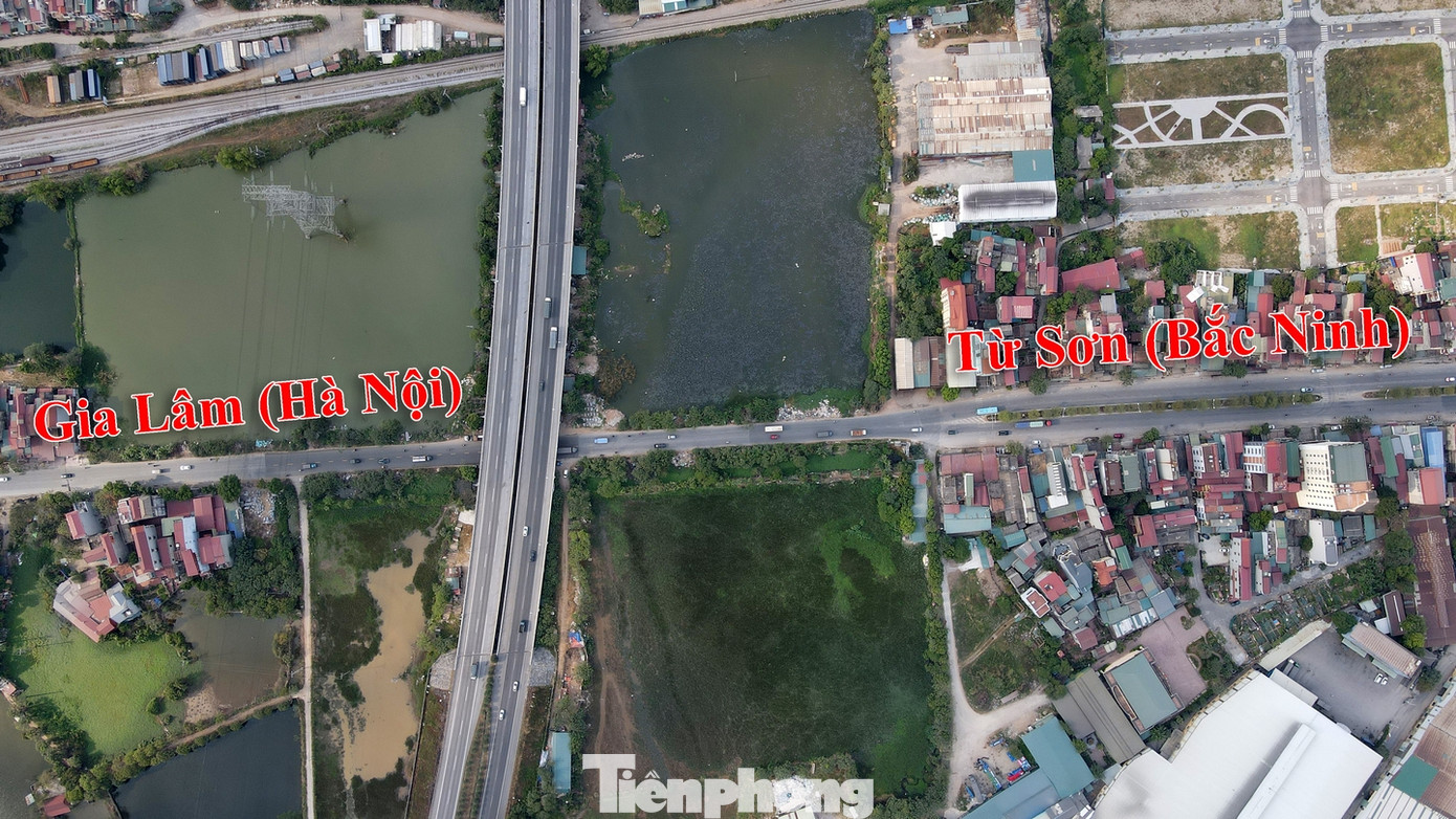 Với bề mặt đường Quốc lộ 1A đoạn qua đây chỉ rộng khoảng 8 đến 10m, không dải phân cách trong khi tiếp nhận rất nhiều lượt xe tải, container... chạy qua mỗi ngày.