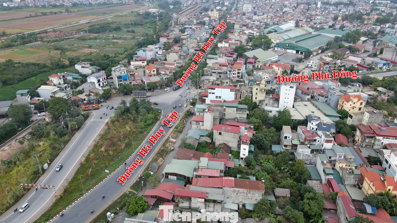 Trong nhiều năm trở lại đây, trục đường Hà Huy Tập (thị trấn Yên Viên, huyện Gia Lâm, thành phố Hà Nội) thường xuyên trong cảnh quá tải các phương tiện tham gia giao thông.