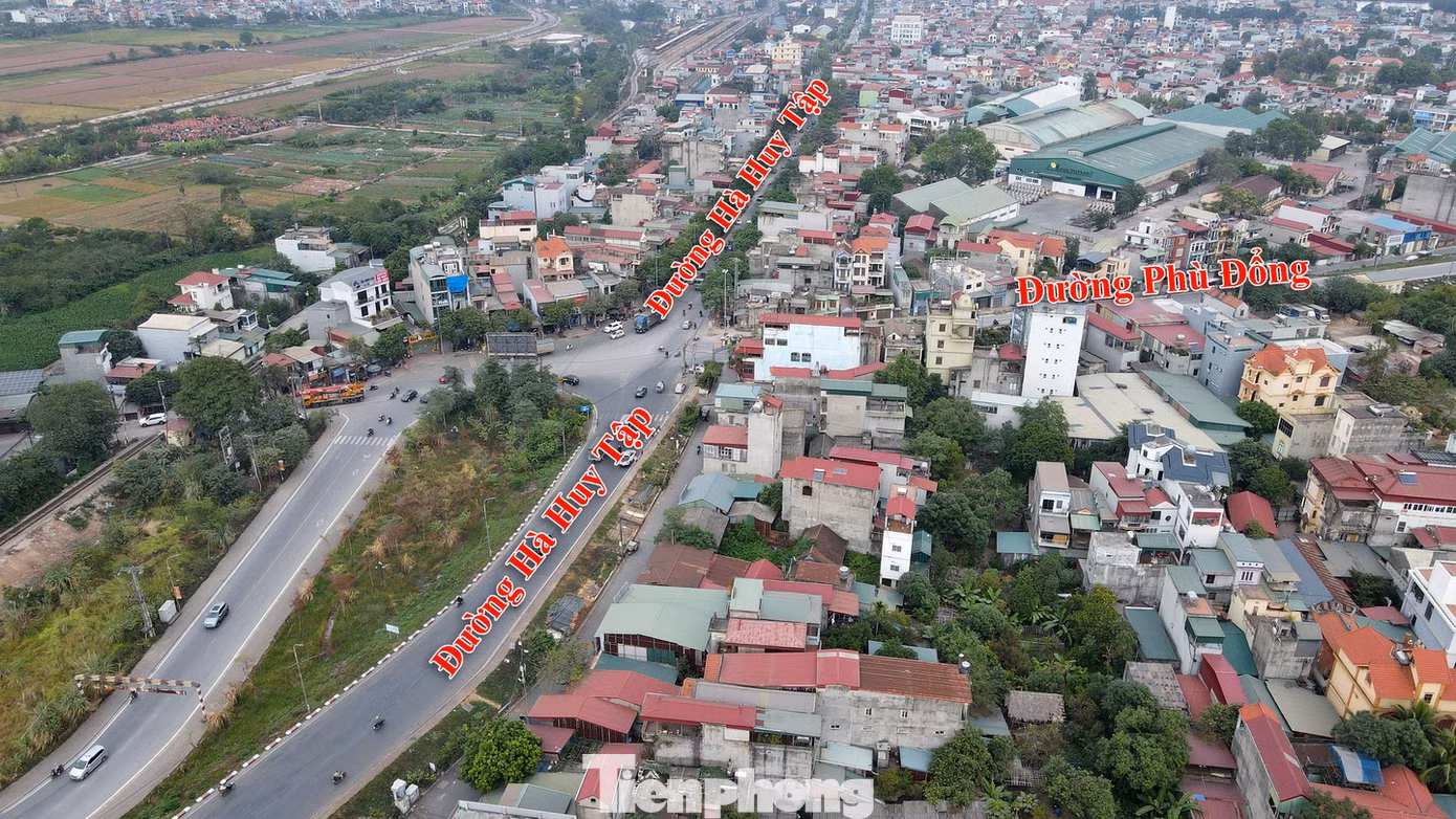 Trong nhiều năm trở lại đây, trục đường Hà Huy Tập (thị trấn Yên Viên, huyện Gia Lâm, thành phố Hà Nội) thường xuyên trong cảnh quá tải các phương tiện tham gia giao thông.