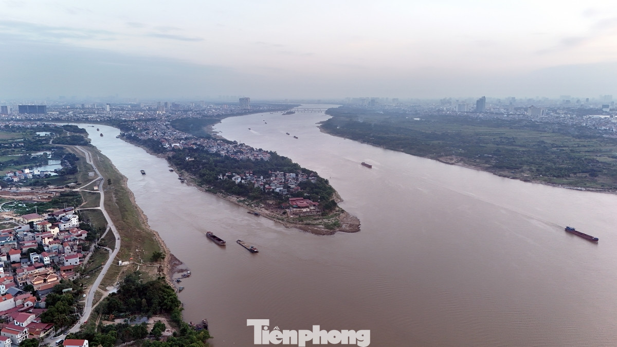 Theo quy hoạch, 6 cầu đường bộ qua sông Hồng sẽ xây mới gồm: Hồng Hà, Mễ Sở trên vành đai 4 (quy mô 6 làn xe cao tốc, 2 làn hỗn hợp); Thượng Cát và Ngọc Hồi trên vành đai 3,5 (6 làn cơ giới, 2 làn hỗn hợp)