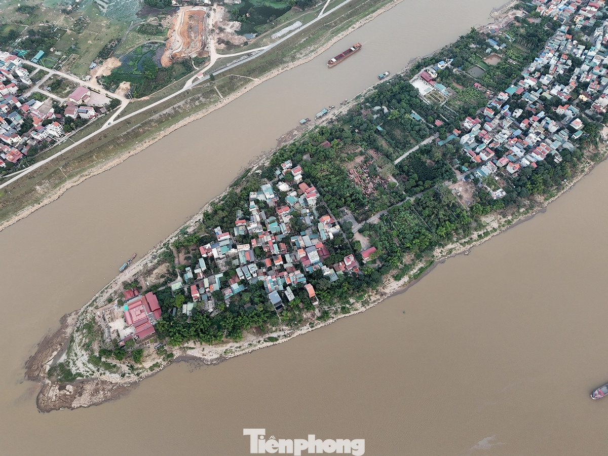 Theo báo cáo của Sở Giao thông vận tải Hà Nội, cầu Tứ Liên là công trình giao thông trọng điểm, thực hiện trong giai đoạn 2021 - 2025. Dự án cầu Tứ Liên và đường từ cầu Tứ Liên đến cao tốc Hà Nội - Thái Nguyên đã được UBND thành phố Hà Nội giao nhiệm vụ chuẩn bị đầu tư theo phương thức đối tác công - tư (PPP). Trong ảnh là vị trí cầu Tứ Liên băng qua sông Hồng, sông Đuống và khu vực Bắc Cầu (Ngọc Thuỵ, Long Biên).