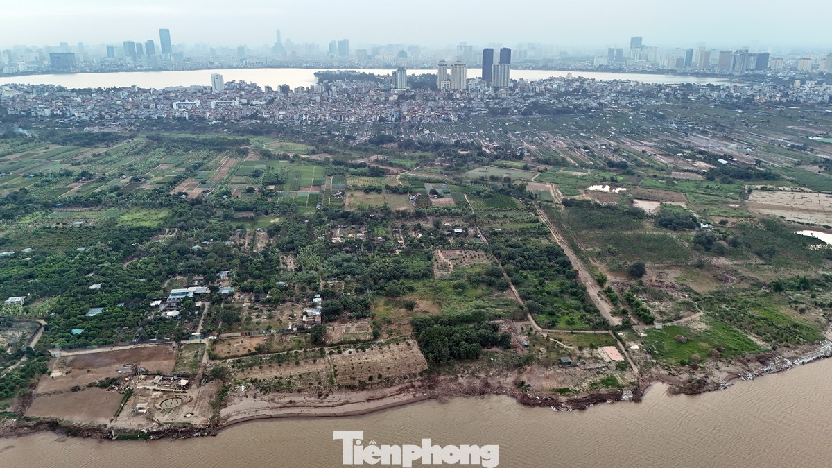 Theo báo cáo của Sở Giao thông vận tải Hà Nội, cầu Tứ Liên là công trình giao thông trọng điểm, thực hiện trong giai đoạn 2021 - 2025. Dự án cầu Tứ Liên và đường từ cầu Tứ Liên đến cao tốc Hà Nội - Thái Nguyên đã được UBND thành phố Hà Nội giao nhiệm vụ chuẩn bị đầu tư theo phương thức đối tác công - tư (PPP). Trong ảnh là vị trí cầu Tứ Liên băng qua sông Hồng, sông Đuống và khu vực Bắc Cầu (Ngọc Thuỵ, Long Biên).