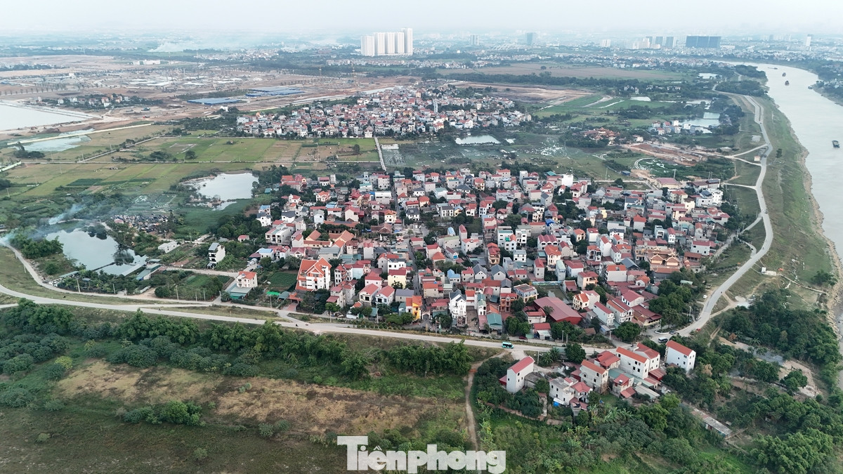 Theo báo cáo của Sở Giao thông vận tải Hà Nội, cầu Tứ Liên là công trình giao thông trọng điểm, thực hiện trong giai đoạn 2021 - 2025. Dự án cầu Tứ Liên và đường từ cầu Tứ Liên đến cao tốc Hà Nội - Thái Nguyên đã được UBND thành phố Hà Nội giao nhiệm vụ chuẩn bị đầu tư theo phương thức đối tác công - tư (PPP). Trong ảnh là vị trí cầu Tứ Liên băng qua sông Hồng, sông Đuống và khu vực Bắc Cầu (Ngọc Thuỵ, Long Biên).