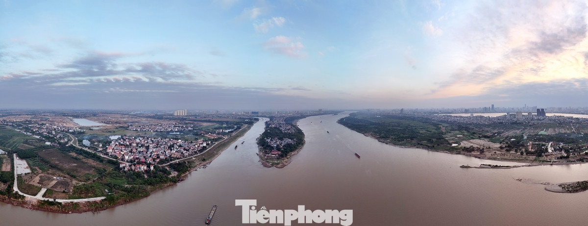 Toàn cảnh nơi ngã ba sông, nơi thượng nguồn của sông Cầu được tách ra từ một phần của sông Hồng chảy qua địa phận khu vực trung tâm của Hà Nội.