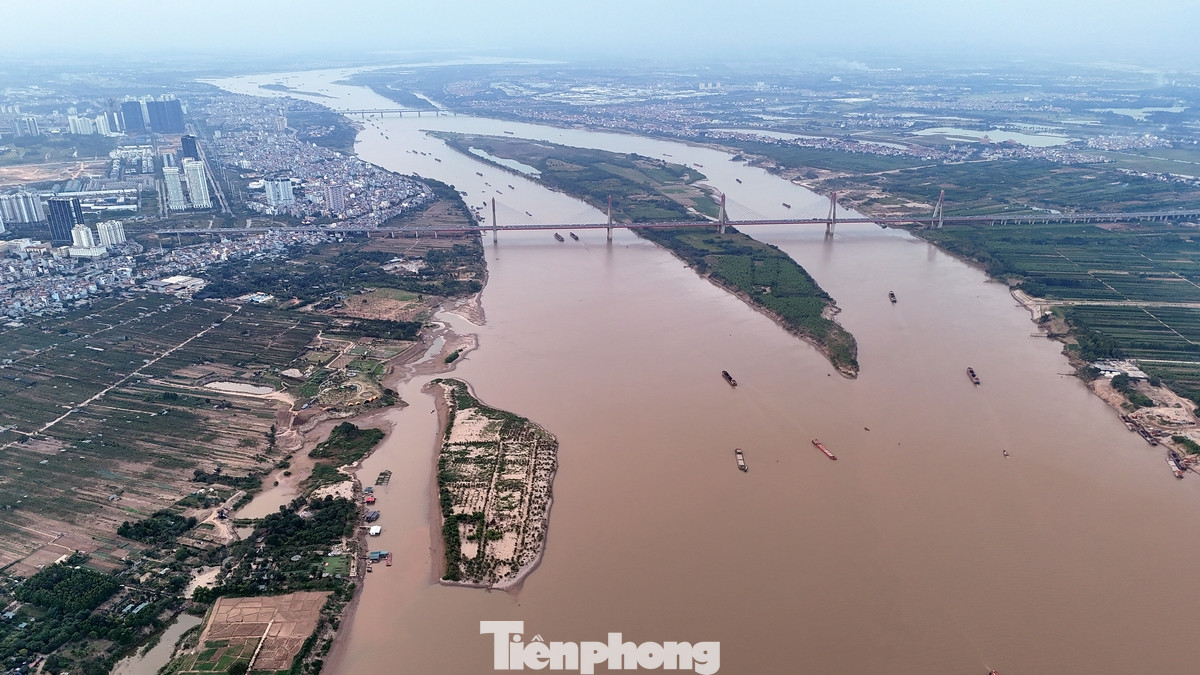 Cách nơi dự kiến Hà Nội cho xây dựng cầu Tứ Liên là cầu Nhật Tân, đây là cầu dây văng đầu tiên bắc qua sông Hồng được khánh thành từ năm 2015.