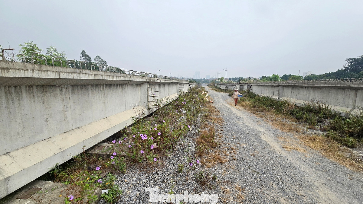 Những dầm cầu đã được đúc và chờ đợi được lắp đặt tại điểm Cầu Noi (phường Cổ Nhuế, quận Bắc Từ Liêm).