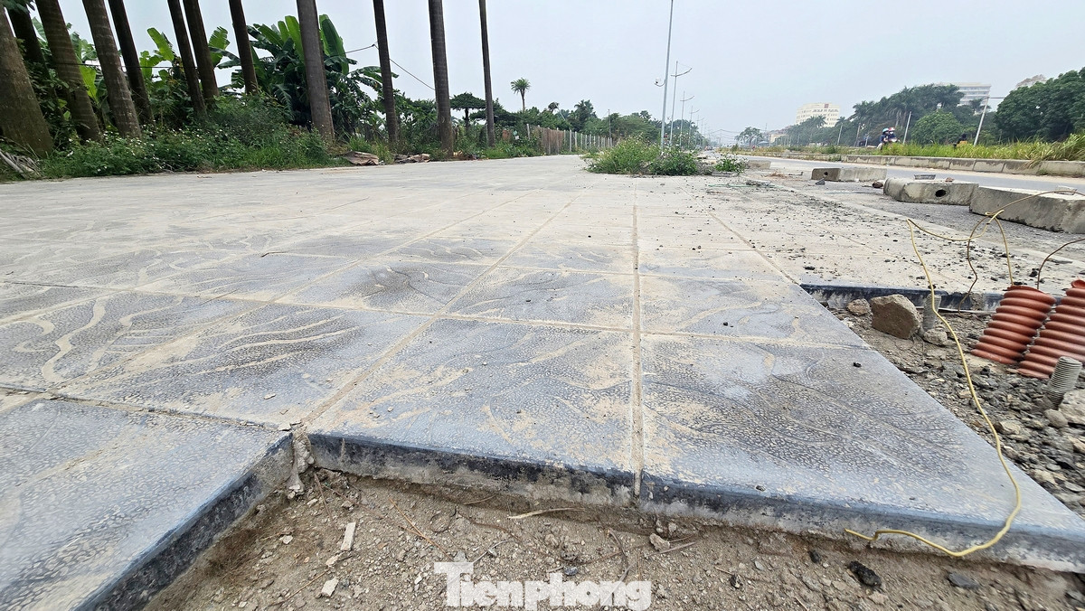 Toàn tuyến được quy hoạch với vỉa hè rộng và được lát đá tự nhiên. Công trình khởi công từ năm 2019, dự kiến hoàn thành năm 2021 nhưng đến nay mới hoàn thành khoảng 50% khối lượng